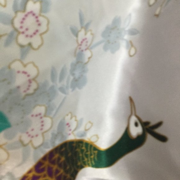 Stunning New with tags 100% Satin peacock print dressing gown - Picture 3 of 7